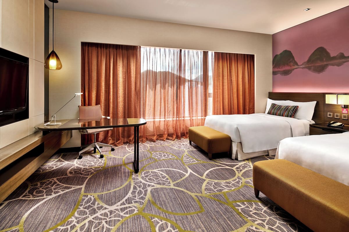 Rom – basic | Minibar, safe på rommet, skrivebord og blendingsgardiner