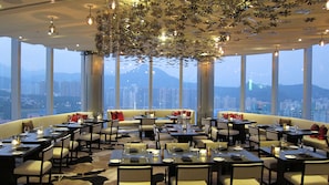 3 restaurantes; se sirve desayuno, almuerzo y cena; cocina fusión