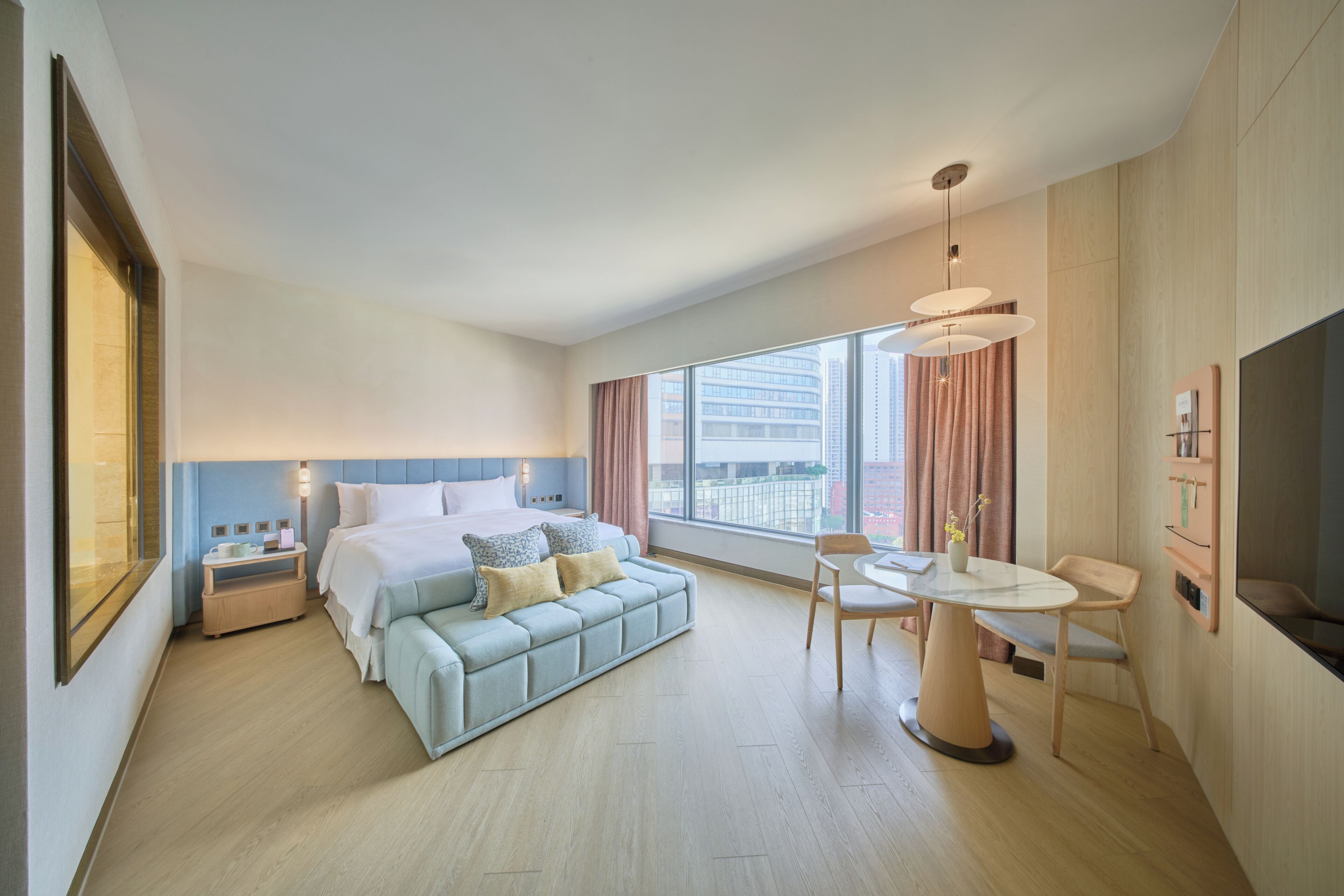 Minibar, safe på rommet, skrivebord for bærbar PC og blendingsgardiner