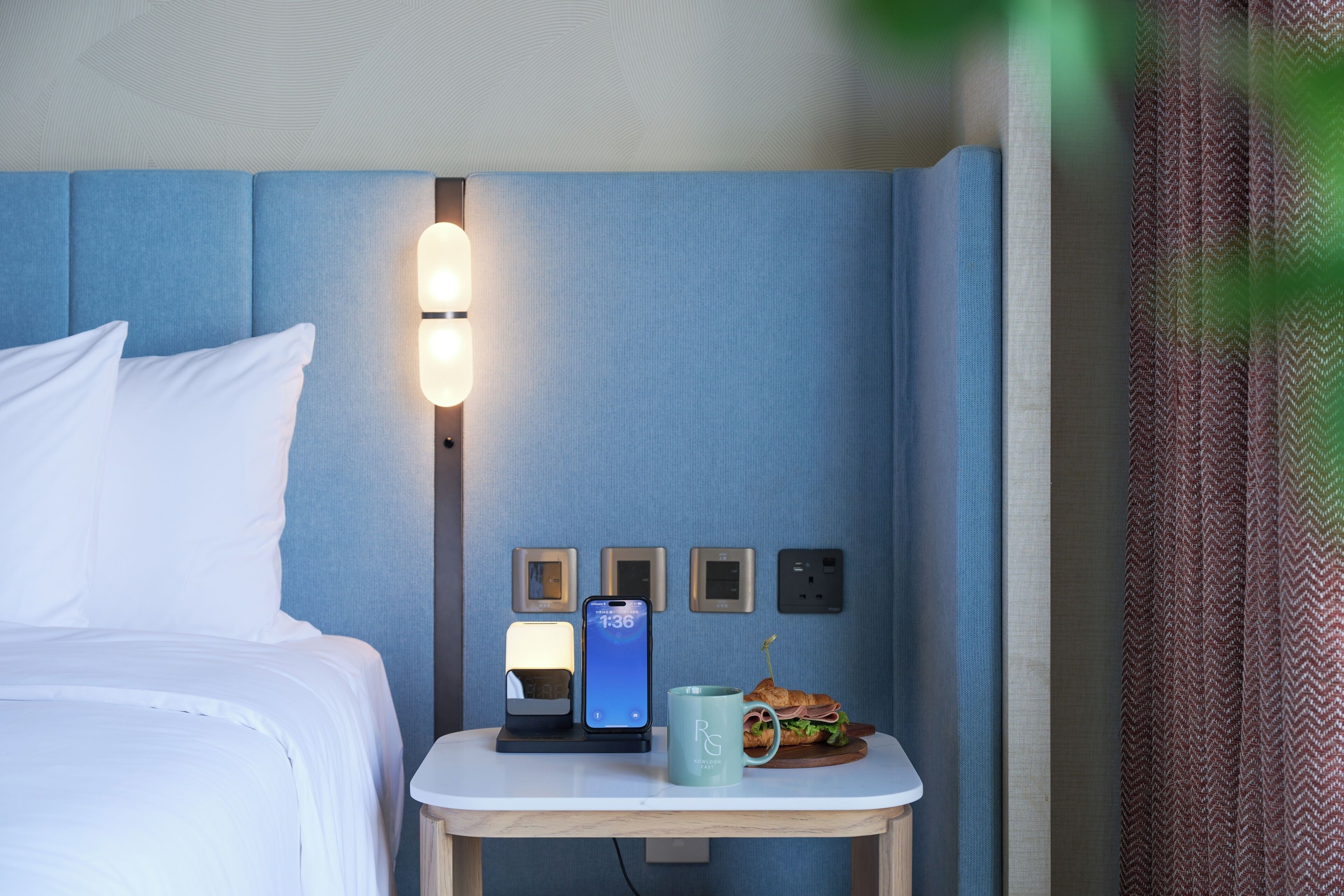 Minibar, Zimmersafe, Schreibtisch, Verdunkelungsvorhänge