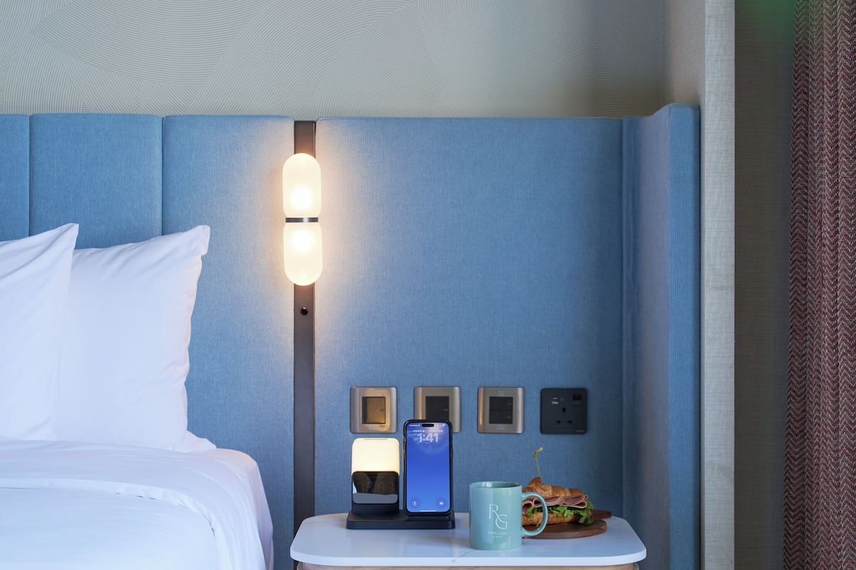 Suite – elite, ikke-røyk, byutsikt | Minibar, safe på rommet, skrivebord og blendingsgardiner