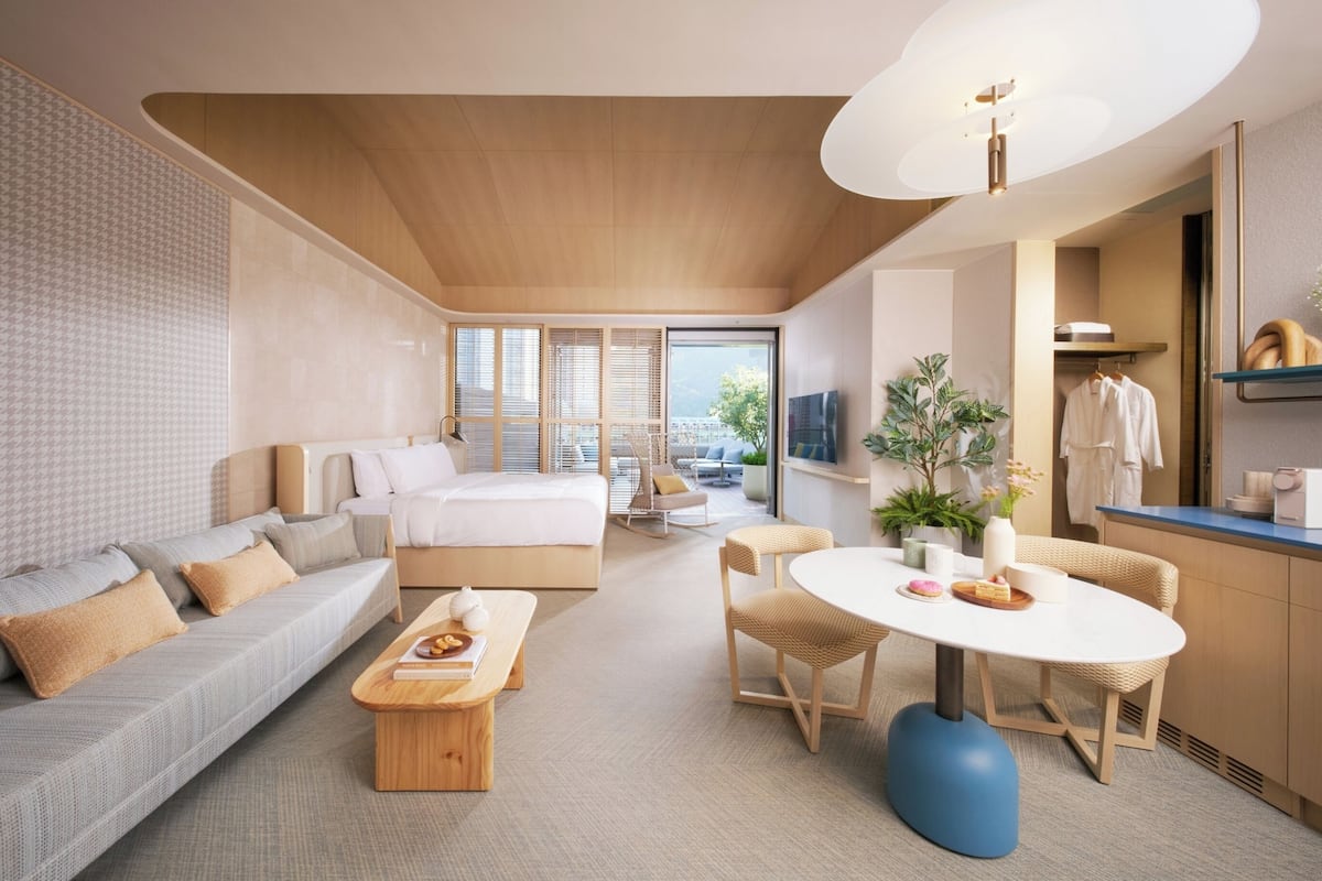 Suite – junior, byutsikt | Minibar, safe på rommet, skrivebord for bærbar PC og blendingsgardiner