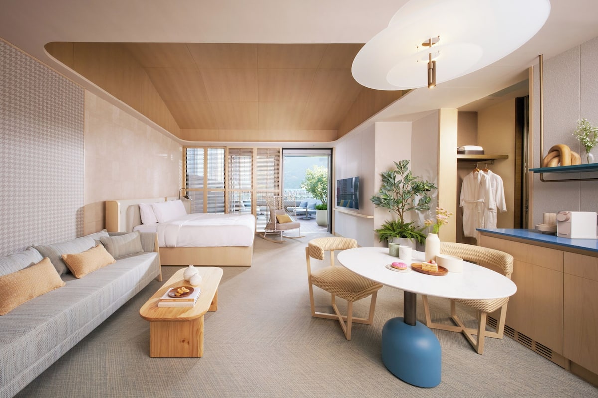 ห้องจูเนียร์สวีท, วิวเมือง | มินิบาร์, ตู้นิรภัยในห้องพัก, ผ้าม่านกันแสง, ห้องเก็บเสียง