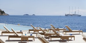 Piscine couverte, piscine extérieure, parasols de plage, chaises longues