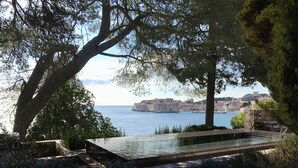 A pool with a view of a coastal city. - Villa Orsula (Dubrovnik)