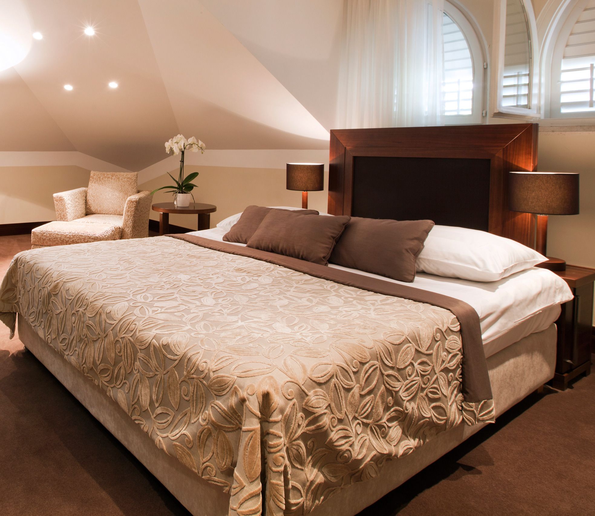 classic double room | minibar, in-room safe, desk, free wifi