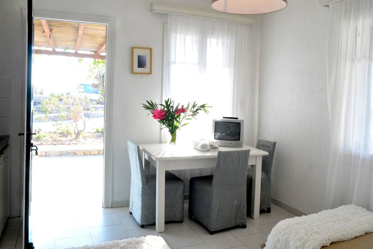 Apartamento, vistas al mar | Escritorio, wifi gratis, decoración individual