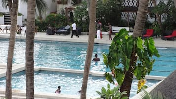 Outdoor pool, open 8 AM to 9 PM, pool loungers