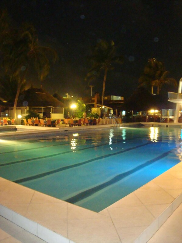 Outdoor pool, open 8 AM to 9 PM, pool loungers