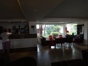 Lobby-lounge