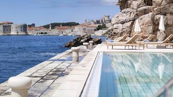 Indendørs pool, udendørs pool, liggestole