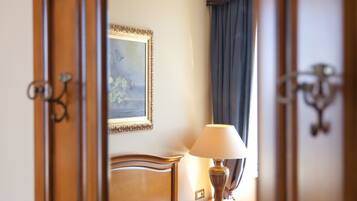 Premium bedding, down duvets, minibar, in-room safe