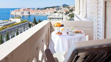 Deluxe Room, Sea View | City view