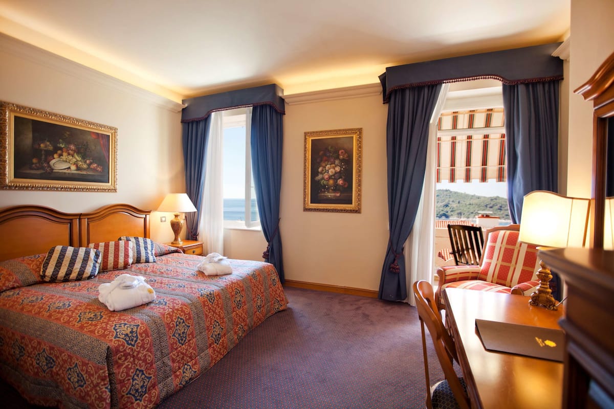 Ropa de cama de alta calidad, cubrecamas y minibar