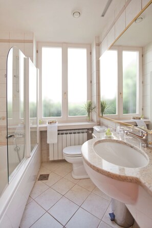 Chambre Double Classique pour 1 personne | Salle de bain | Articles de toilette gratuits, sèche-cheveux, peignoirs, chaussons