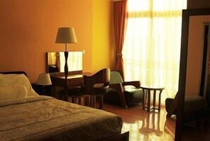 Shower, rainfall showerhead, bidet, towels - Empire Addis International Hotel (Addis Ababa)