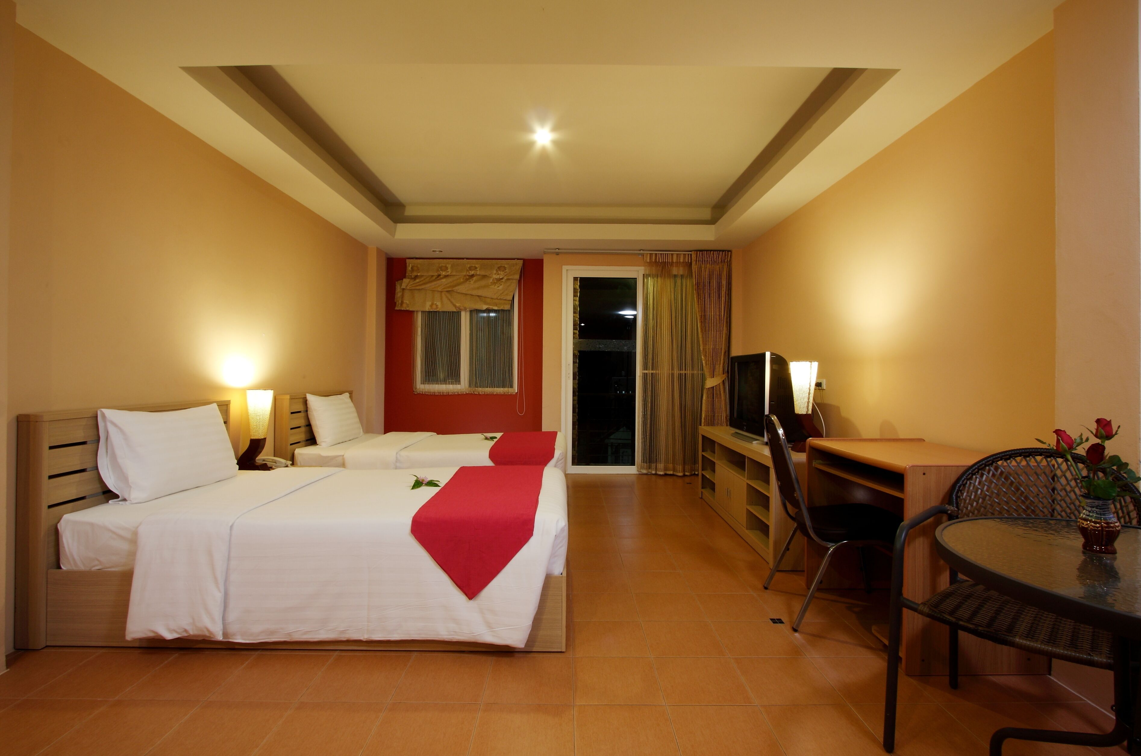 Standard Room | Minibar, in-room safe, desk, blackout drapes