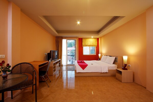 Standard-huone | Minibaari, tallelokero huoneessa, työpöytä, pimennysverhot