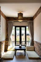 Deluxe Pool Access | 起居区 | 24-英寸LED 电视（配备数码频道）