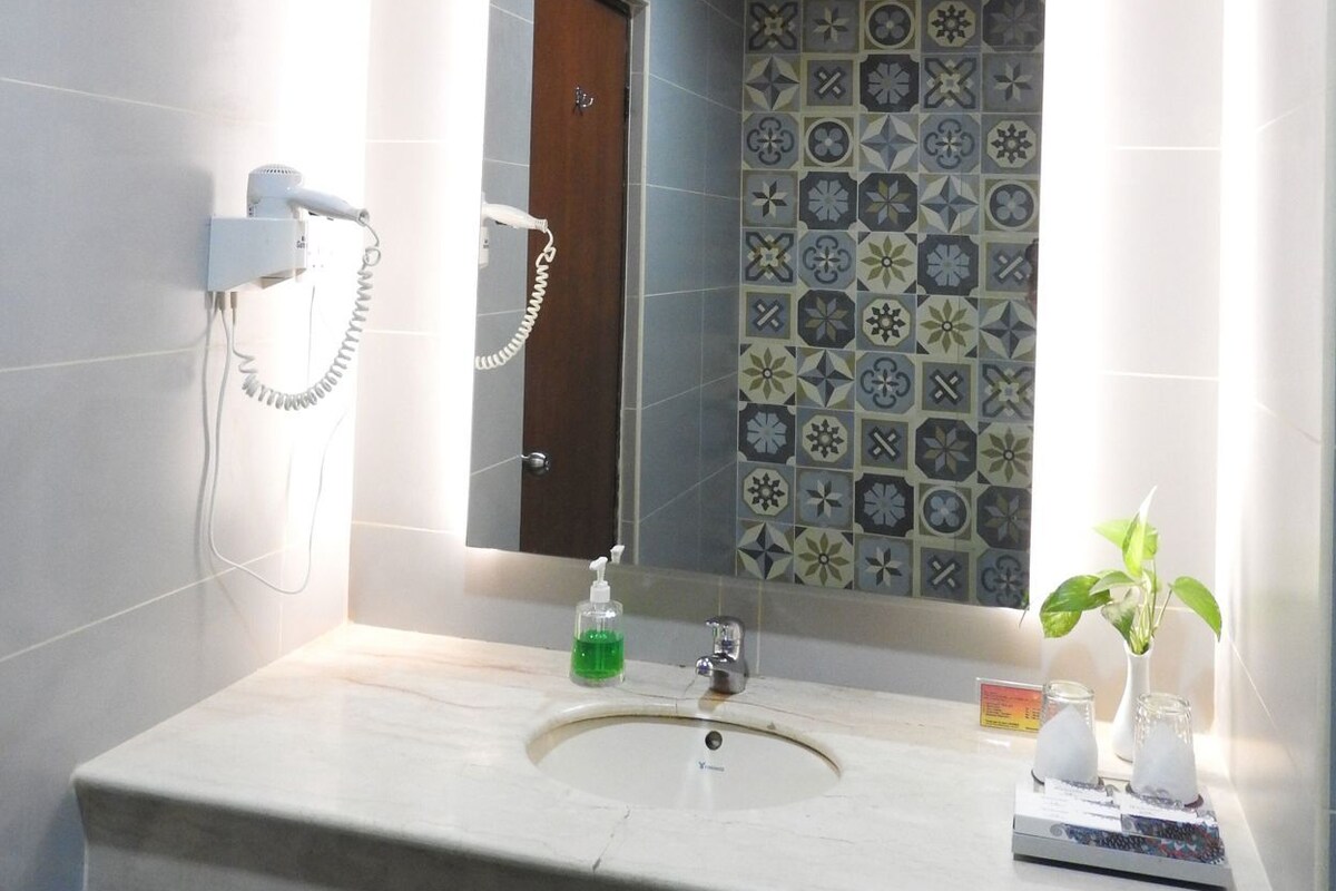 Bathroom | Shower, free toiletries, hair dryer, bidet
