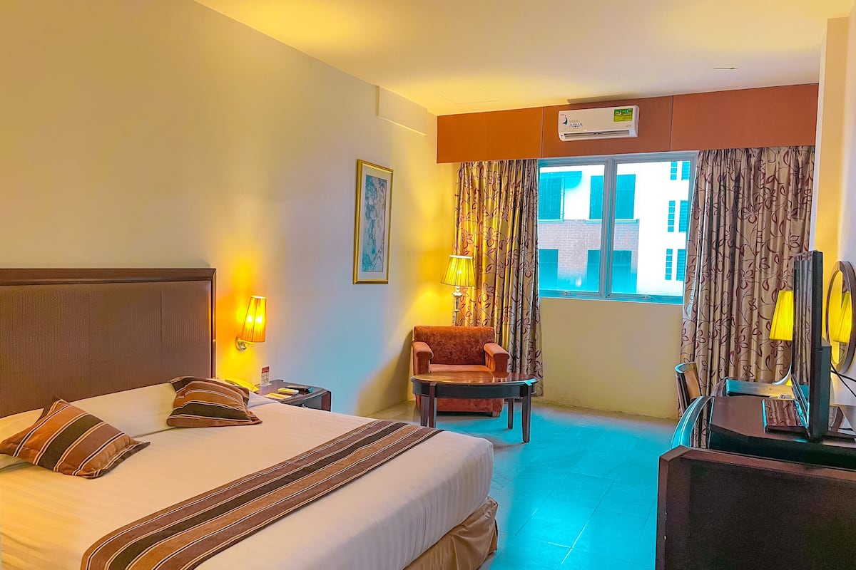 Superior Room | Minibar, in-room safe, desk, blackout curtains