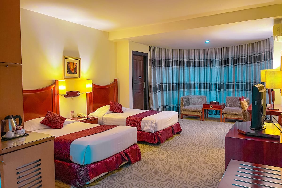 Deluxe Twin Room | Minibar, in-room safe, desk, blackout curtains