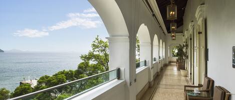 Upper Floor Suite, 1 King Bed | Premium bedding, minibar, in-room safe, blackout drapes