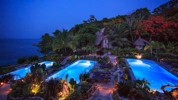 3 outdoor pools, pool loungers
