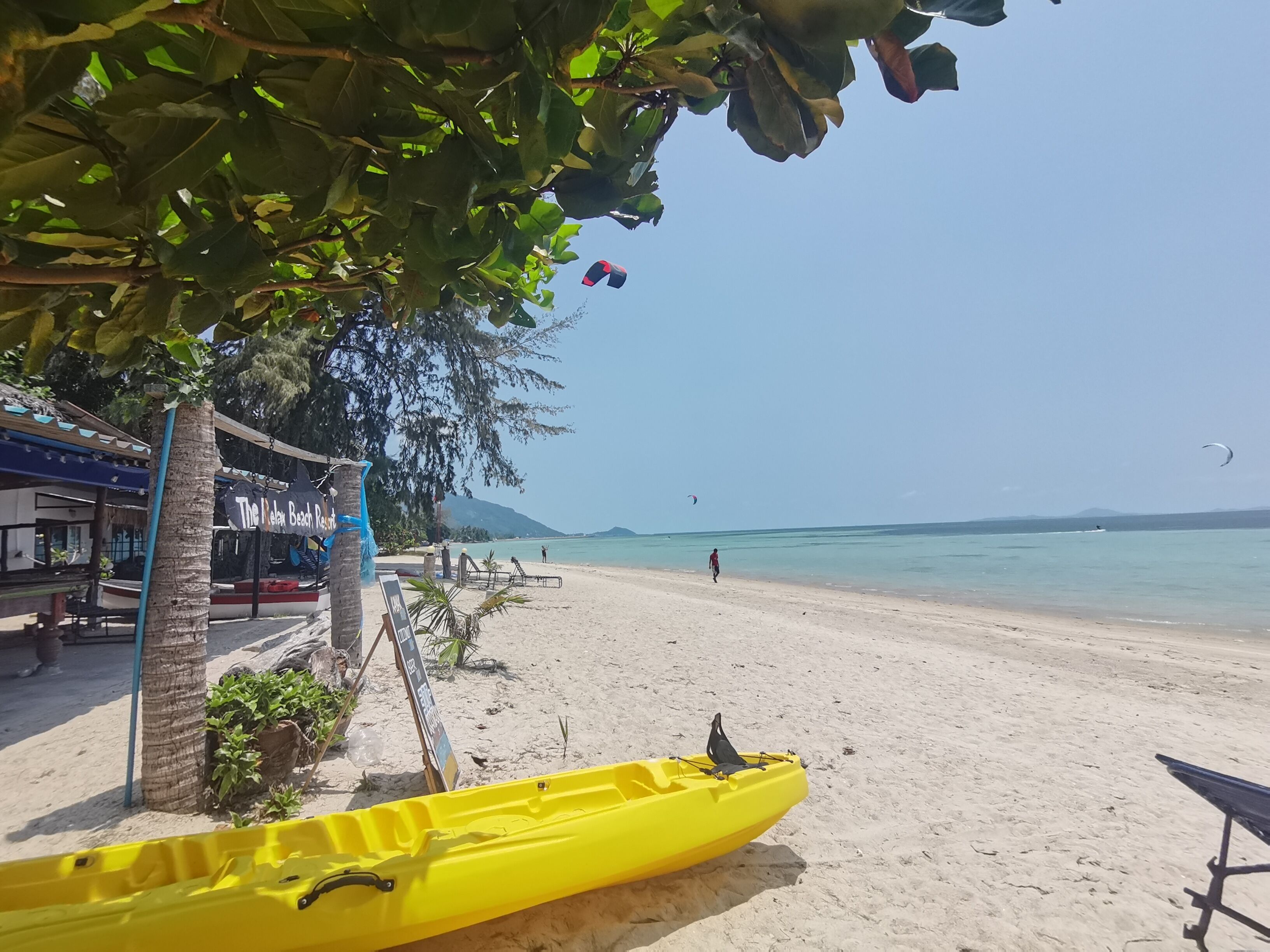 Pantai pribadi, kursi berjemur, handuk pantai, dan bar pantai