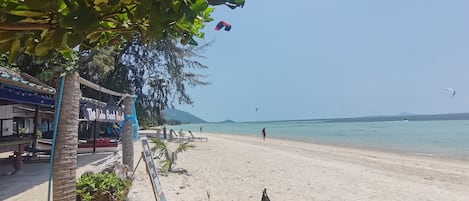 Playa privada, camastros, toallas de playa y bar en la playa