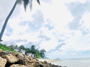 Pantai pribadi, kursi berjemur, handuk pantai, dan bar pantai