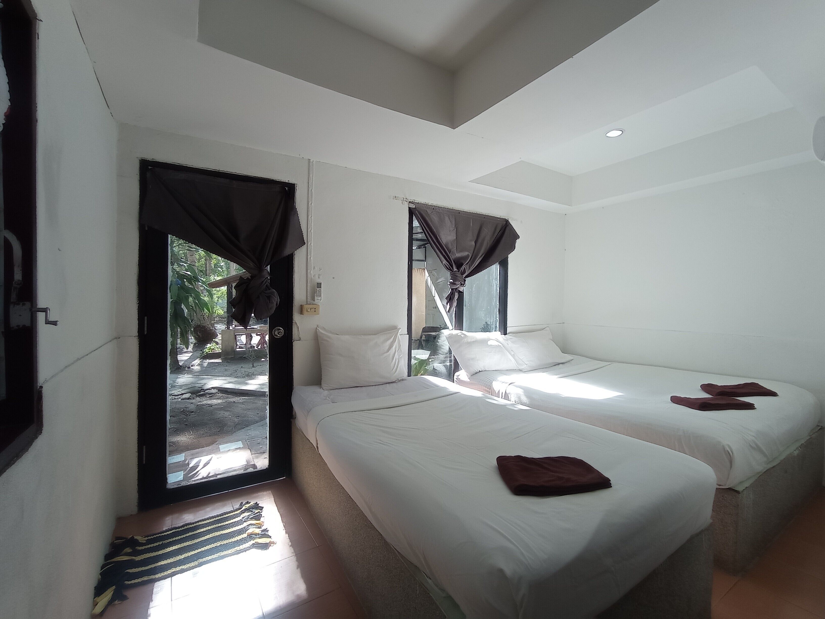 Standard Bungalow Fan | Free WiFi, bed sheets