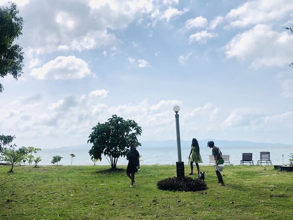 Private beach, sun loungers, beach towels, beach bar - Power Beach Resort (Ko Pha-ngan)