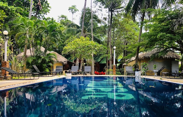 2 개의 야외 수영장, 일광욕 의자