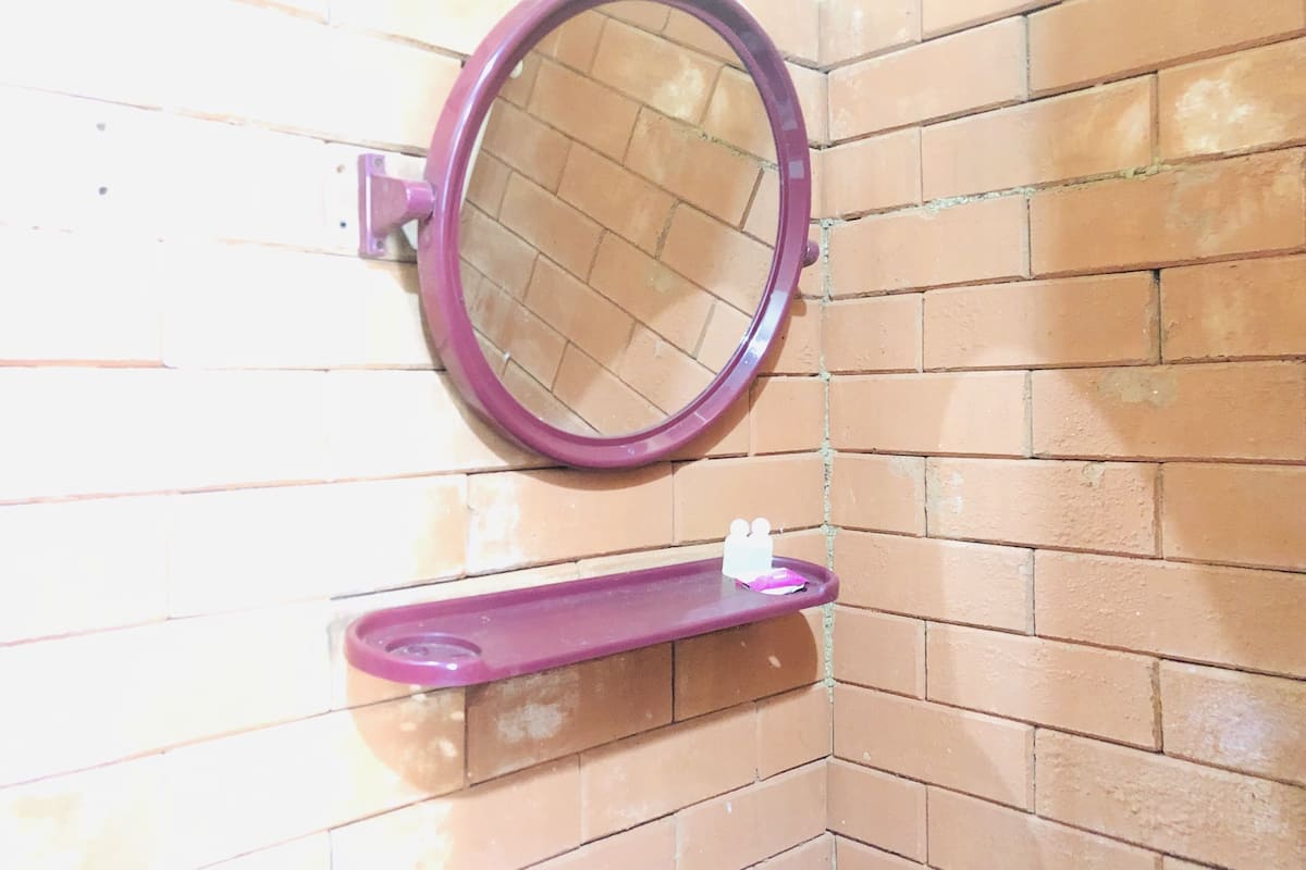 Familienzimmer | Badezimmer | Dusche, kostenlose Toilettenartikel, Handtücher, Seife