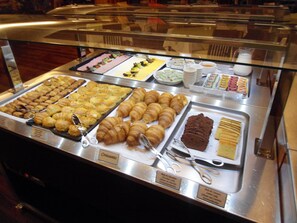 Päivittäinen buffetaamiainen maksusta