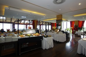 Breakfast, lunch and dinner served  - Village Cabo Girao (Camara de Lobos)