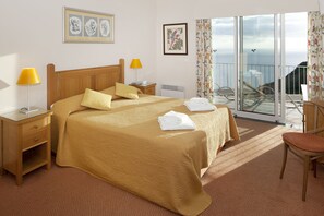 In-room safe, blackout drapes, soundproofing, iron/ironing board - Village Cabo Girao (Camara de Lobos)