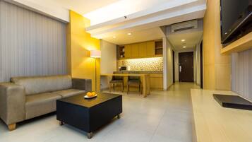 Executive Suite | In-room safe, desk, soundproofing, iron/ironing board