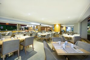 Breakfast, lunch and dinner served - Quest Hotel Kuta by ASTON (Tuban)