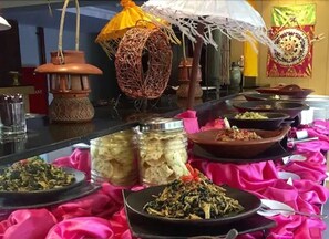 Sarapan prasmanan setiap hari (IDR 155000 per orang)