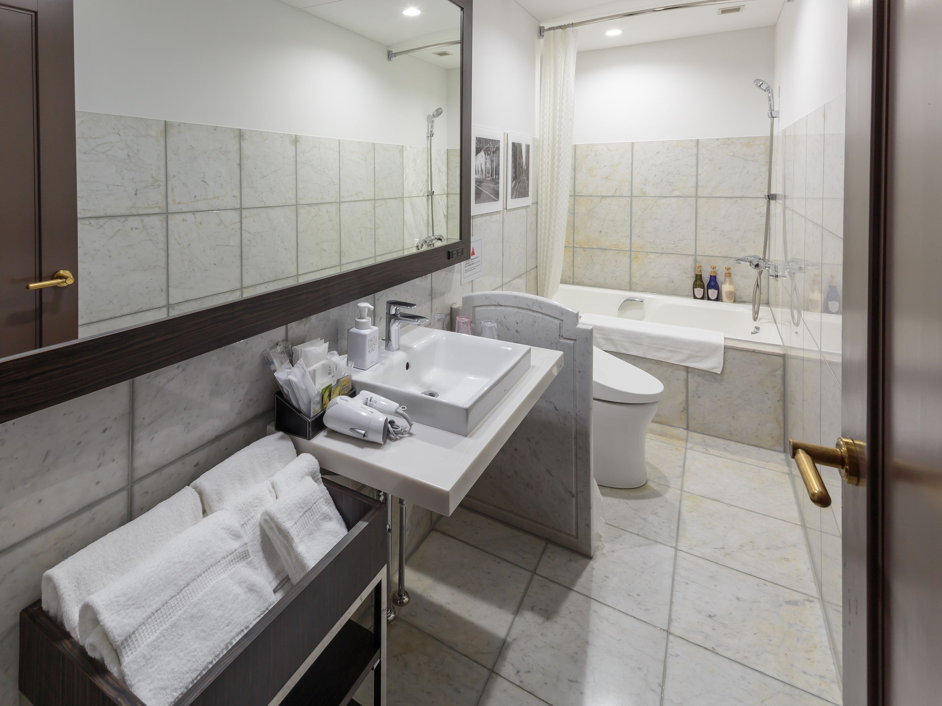 combined shower/bathtub, free toiletries, hair dryer, slippers