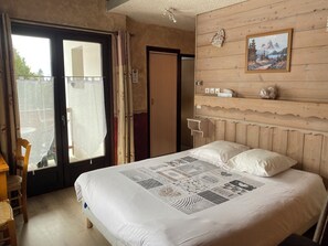 Standard Quadruple Room | Desk, soundproofing, free WiFi, bed sheets - La Boule de Neige (Samoëns)