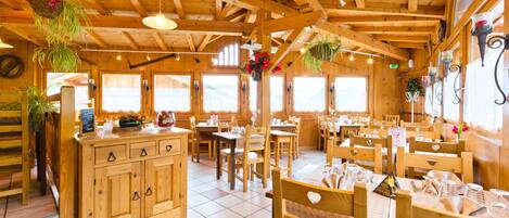 Der serveres frokost, aftensmad og lokale retter