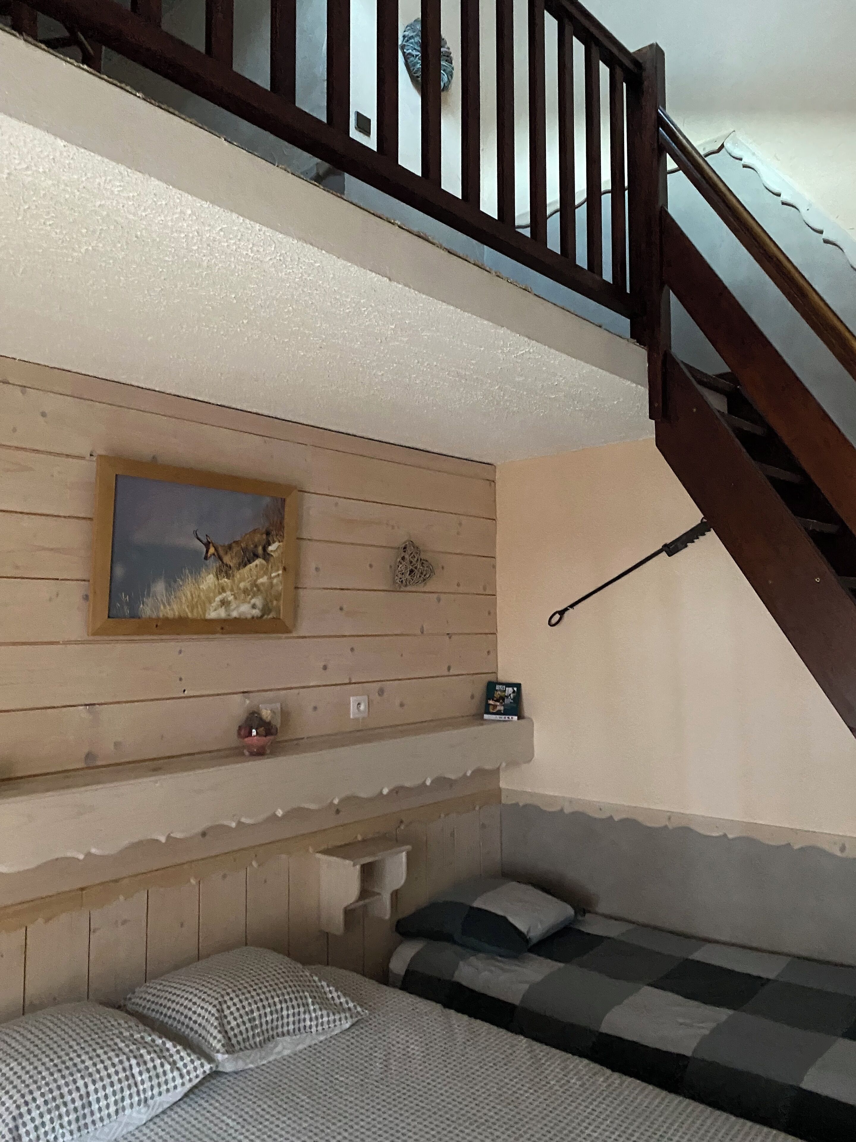 Desk, soundproofing, free WiFi, bed sheets