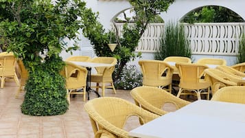 Tägliches Frühstücksbuffet (9 EUR pro Person)