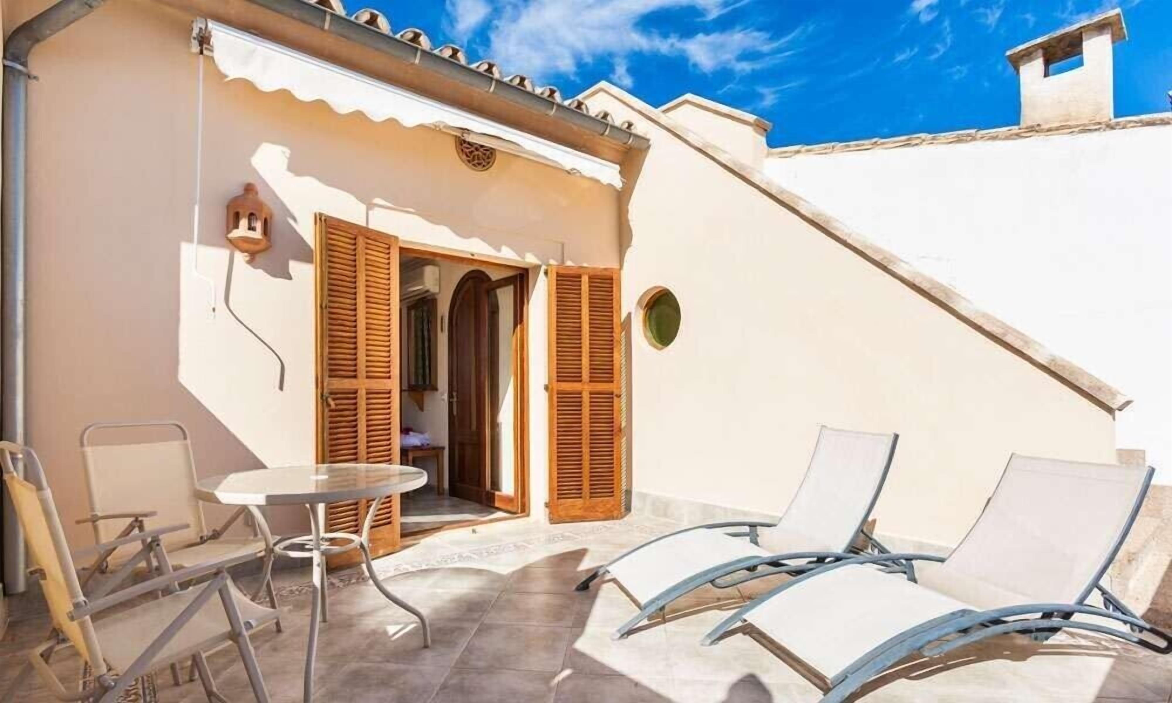 Premium bedding, down comforters, in-room safe, individually decorated