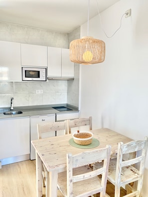Microwave, stovetop, coffee/tea maker, electric kettle - Sa Torre Apartaments (Capdepera)