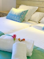 Roupas de cama premium, edredons de pluma, cofres nos quartos