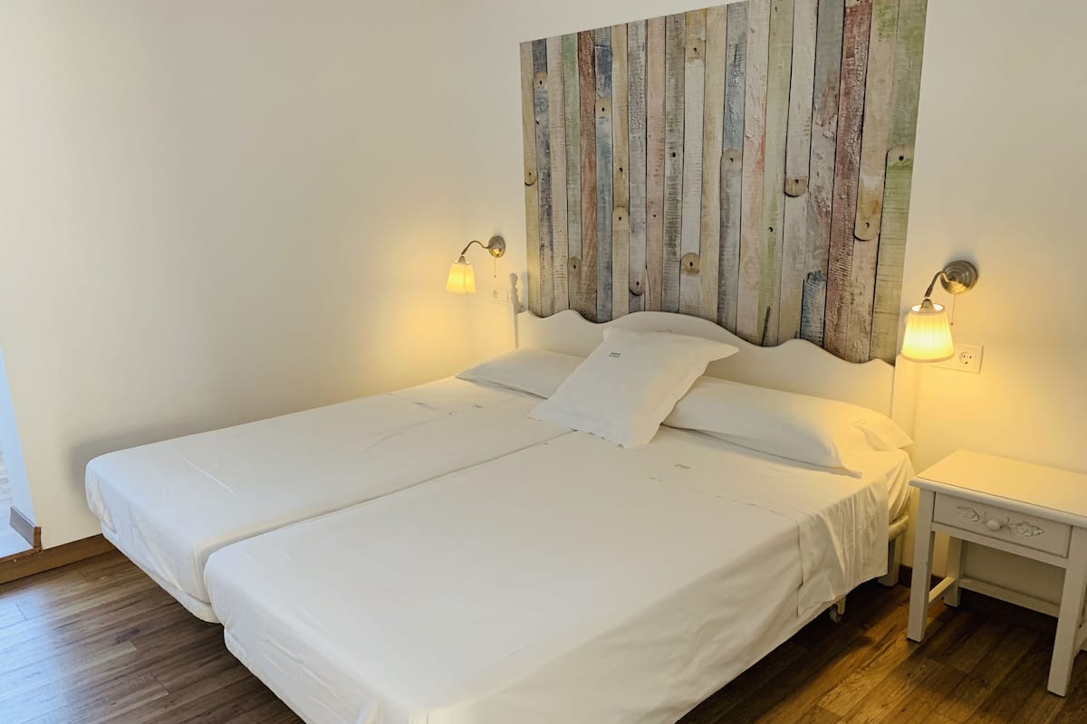 Basic Apartment, 2 Bedrooms (1) | Premium bedding, down comforters, in-room safe, individually decorated